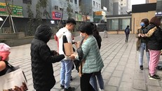 Một doanh nghiệp phát nước rửa tay miễn phí cho người dân