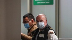 Nhân viên an ninh tại một sân bay ở Nga đeo khẩu trang để phòng dịch COVID-19. (Nguồn: Reuters)