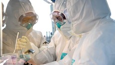 Nhóm nghiên cứu phân tích mẫu bệnh phẩm của bệnh nhân nhiễm virus SARS-CoV-2 tại phòng thí nghiệm ở Hà Nam, Trung Quốc ngày 4/2/2020. (Ảnh: THX)