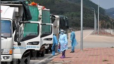 Các phương tiện được khử trung tiêu độc trước khi làm thủ tục thông quan. (Ảnh: Hữu Việt-Văn Đức/TTXVN)