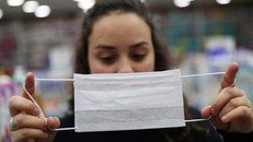 Chuyên gia virus học hàng đầu Nga Dmitry Lvov cho rằng việc đeo khẩu trang thông thường không có tác dụng phòng bệnh COVID-19. Ảnh: RT