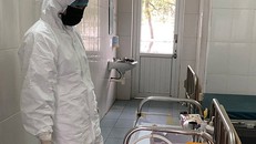 Nhân viên y tế ở Lào Cai chuẩn bị phương tiện đưa vợ chồng người Anh nhiễm Covid-19 về Bệnh viện Nhiệt đới Trung ương điều trị. Ảnh: Báo Lào Cai.