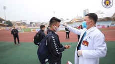 Quang Hải được đo thân nhiệt trước khi tham dự trận Hà Nội FC với Nam Định. (Ảnh: CLB Hà Nội)