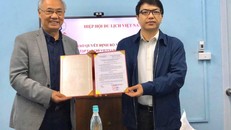 Ông Vũ Thế Bình, Phó Chủ tịch Thường trực Hiệp hội Du lịch Việt Nam trao Quyết định bổ nhiệm Tổng biên tập cho nhà báo Phan Hồng Sơn