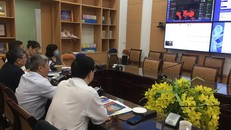 Thứ trưởng Bộ Y tế Nguyễn Trường Sơn, Cục trưởng Cục Khám chữa bệnh Lương Ngọc Khuê và GS.TS Nguyễn Gia Bình -chuyên gia hàng đầu về hồi sức tích cực cùng hội chẩn với các bác sĩ Bệnh viện Bệnh nhiệt đới Trung ương về điều trị cho hai bệnh nhân nặng, thở 