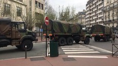 Xe quân đội đã có mặt trên đường phố Paris, Pháp, ngày 17/3. Ảnh: Diệu Linh.