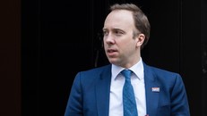 Bộ trưởng Bộ Y tế Anh Matt Hancock. (Ảnh: CNN)