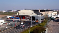 Nhà xác tạm thời đang được dựng lên tại sân bay Birmingham. Ảnh: Sky