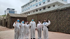 Xây dựng 'bệnh viện' dã chiến ngay trong Bệnh viện Bạch Mai