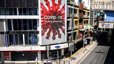 Biển thông tin về dịch COVID-19 trên một đường phố ở Bangkok, Thái Lan, ngày 26/3. 
