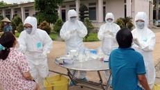 CDC lấy mẫu xét nghiệm những người đang cách ly tại K71 tỉnh Tây Ninh. Ảnh: Báo Tây Ninh