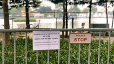 Phường Trúc Bạch rào chắn các điểm tập thể dục để thực hiện nghiêm giãn cách xã hội