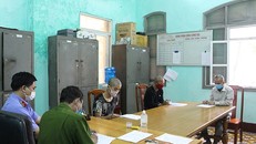 Công an làm việc với 4 thanh niên chống người thi hành công vụ. Ảnh: Công an Quảng Yên