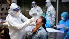 Cơ quan chuyên môn lấy mẫu xét nghiệm cho người dân tại Hạ Lôi. Ảnh TTXVN.