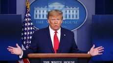 Ông Trump khoe 'Mỹ là vua về máy thở' giữa dịch COVID-19