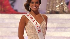 Hoa hậu làm bác sĩ chống COVID-19