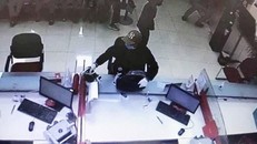 Hình ảnh tên cướp nổ súng cướp ngân hàng tại Sóc Sơn. (Ảnh: Camera)