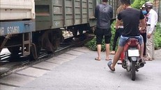 Vừa mới sinh con, một phụ nữ ở Phú Xuyên lao đầu vào tàu hỏa tự tử