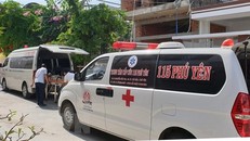 Hai xe cấp cứu 115 đưa nạn nhân đến Bệnh viên Đa khoa tỉnh Phú Yên. (Ảnh: Xuân Triệu/TTXVN)
