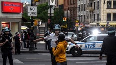 Cảnh sát yêu cầu một thiếu niên tuân thủ lệnh giới nghiêm sau 20h ở khu Bronx, New York. Ảnh: New York Times.