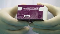 Một hộp remdesivir loại 100 mg được phân phối ở Ai Cập, ngày 26/7. Ảnh: Reuters