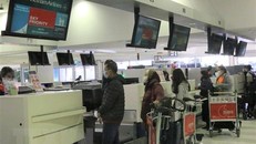 Công dân Việt Nam xếp hàng làm thủ tục lên máy bay của Vietnam Airlines tại sân bay quốc tế Sydney để khởi hành về nước, ngày 3/7/2020. (Ảnh: Nguyễn Minh/TTXVN)