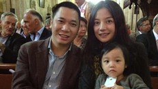 Triệu Vy và Huỳnh Hữu Long kết hôn vào năm 2009 nhưng chưa tổ chức hôn lễ chính thức. 