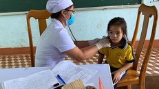 Trẻ được tiêm bổ sung vắc xin phòng bệnh bạch hầu.