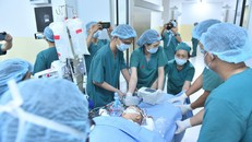 Cặp song sinh Diệu Nhi - Trúc Nhi đã tỉnh lại sau ca phẫu thuật hơn 13 tiếng