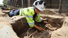 Nhà khoa học khai quật hài cốt vùi dưới lòng đất từ năm 1300-1650. Ảnh: Press Association.