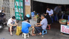 Một quán trà đá trên phố Hồng Hà (quận Hoàn Kiếm).