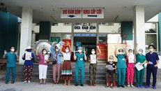 Các bác sĩ tiễn bệnh nhân xuất viện. Ảnh: Lê Bảo.