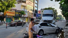 Xe container lao qua dải phân cách gây tai nạn liên hoàn với ô tô và nhiều xe máy