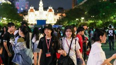 Người dân vui chơi ở phố đi bộ Nguyễn Huệ, quận 1, tháng 9/2019. Ảnh: Quỳnh Trần.