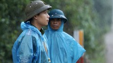 Trời đã bắt đầu mưa tại xã Phong Xuân, gây khó khăn và nguy hiểm cho công tác tìm kiếm. Các chiến sĩ công an vẫn túc trực đứng trong mưa làm nhiệm vụ.