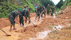 Sáng 17/10, ông Phan Thiên Định, Phó Chủ tịch UBND tỉnh Thừa Thiên Huế cho biết 2 hướng tiếp cận bằng đường thủy và đường bộ vào Rào Trăng 3 đang gặp khó khăn.