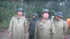 Thiếu tướng Nguyễn Văn Man, Phó tư lệnh Quân khu 4 (bìa phải), cùng đoàn công tác đi vào thuỷ điện Rào Trăng 3, chiều 12/10.