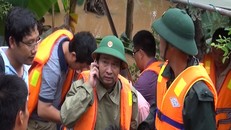 Thiếu tướng Nguyễn Văn Man luôn có mặt ở những nơi xung yếu (Ảnh: Anh trực tiếp chỉ huy ứng cứu, khắc phục lũ lụt tháng 10 năm 2016)