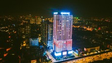 Tòa nhà Hoàng Huy - đường Nguyễn Trãi, Hà Nội bừng sáng với màu hồng - màu biểu tượng của hoạt động phòng chống ung thư vú