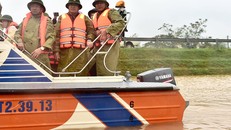 Từ trái sang: Ông Lê Đình Sơn, nguyên Bí thư Tỉnh ủy Hà Tĩnh; Phó thủ tướng Trịnh Đình Dũng trong chuyến kiểm tra hồ Kẻ Gỗ sáng 20/10. Ảnh: Nhật Bắc