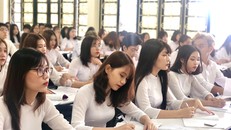 Nữ sinh ĐH GTVT thướt tha trong tà áo dài trắng