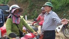 Ông Hồ Quốc Dũng, Bí thư Tỉnh ủy, Chủ tịch UBND tỉnh Bình Định thăm hỏi người dân tại điểm sạt lở ở xã An Vinh