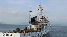 Tàu KN 473 cập Cảng đưa 3 ngư dân của tàu cá BĐ 98658 TS - tàu cá tiếp cận với tàu gặp nạn BĐ 96388 tình nguyện ở lại biển hỗ trợ công tác tìm kiếm cứu nạn vào bờ.
