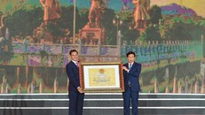 Trao bằng xếp hạng Khu di tích Bạch Đằng Giang là di tích lịch sử quốc gia