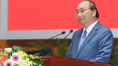 Thủ tướng Nguyễn Xuân Phúc biểu dương những nỗ lực của ngành y tế thời gian qua. Ảnh: VGP/Quang Hiếu