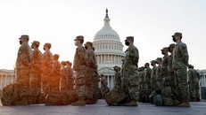 Một nhóm binh sĩ Vệ binh Quốc gia tập hợp bên ngoài tòa nhà quốc hội ở Washington DC, Mỹ, trước khi Hạ viện họp bỏ phiếu xem xét bãi nhiệm Tổng thống Donald Trump. Ảnh: Reuters.