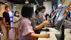 Nhận thức tốt về dịch bệnh, khán giả và rạp chiếu đều chủ động chống ''làn sóng'' COVID-19 mới. (Ảnh: Minh Anh/Vietnam+)