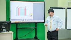 PGS- TS Đỗ Văn Dũng thực hiện bài giảng được trình chiếu trên Facebook