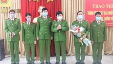Đại tá Khương Duy Oanh- Phó Giám đốc, Thủ trưởng Cơ quan CSĐT Công an tỉnh Thanh Hóa trao thưởng cho lực lượng cán bộ, chiến sỹ công an huyện Hoằng Hóa.