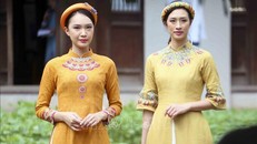 Các mẫu áo dài tại buổi họp báo. Ảnh TTXVN